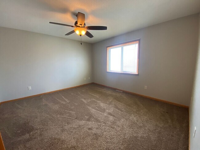 Building Photo - 3 Bedroom Townhome in South Fargo!!