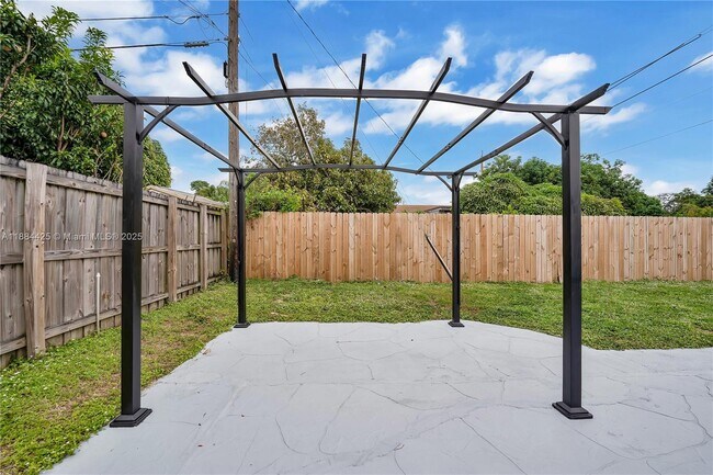 Building Photo - 2441 Tarpon Dr