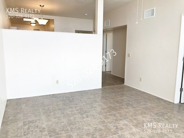 Building Photo - 4 bedroom 2 baths Town house - Drexel Road...