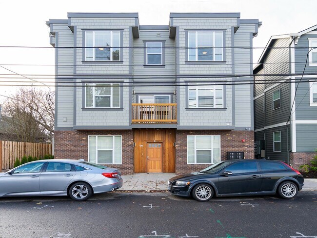 Building Photo - 424 NE Stafford St