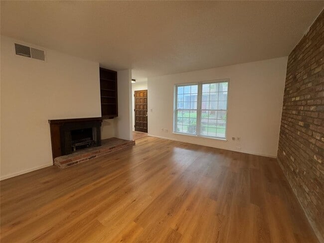 Building Photo - 3325 Brookhollow Ct