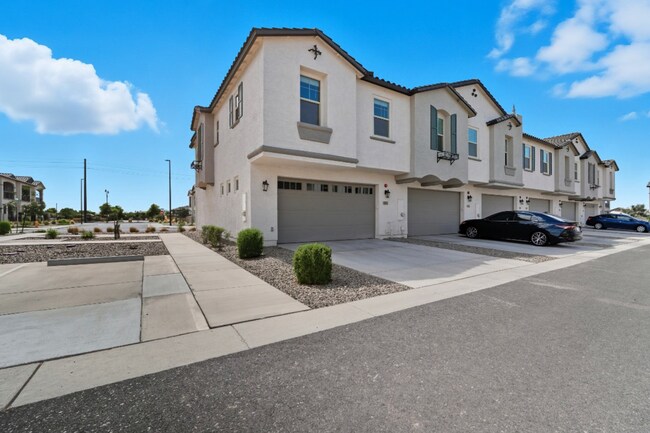 Building Photo - Like Brand New Luxurious Modern 3 Bedroom 2 Bath Townhome in Warner Meadow – Rare Rental Opportun...
