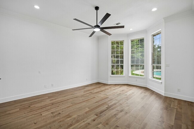 Building Photo - 3301 Queensbury Way W