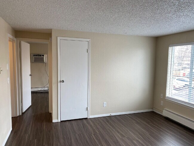 Building Photo - Available Now! – 2 Bed / 1 Bath Condo – Utilities Included