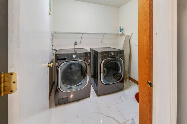 Building Photo - 784 Long Island Cir