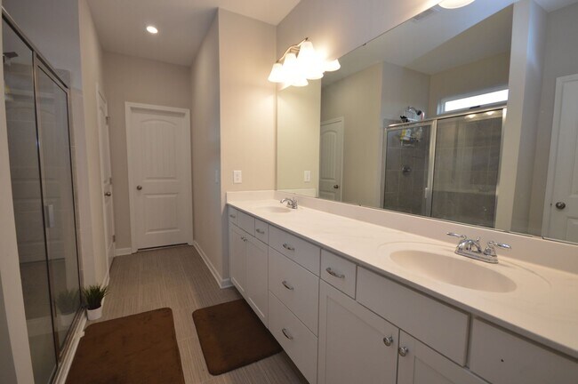 Building Photo - 103 Memorial Ct