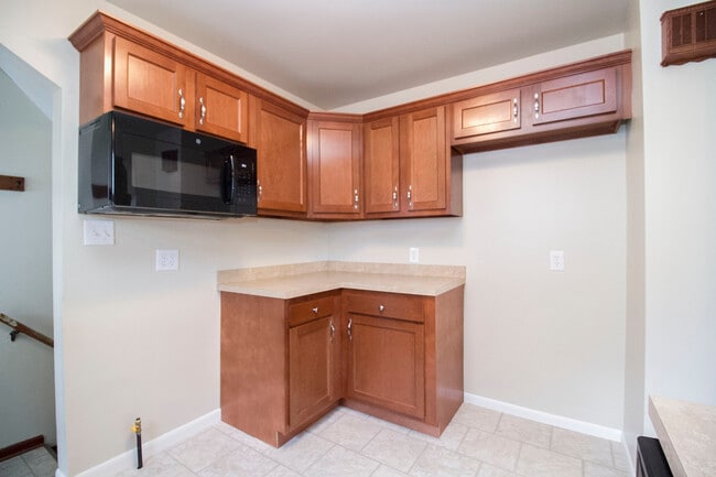 Building Photo - 320 Somerset St