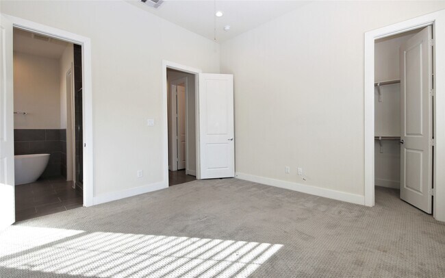 Building Photo - 3916 Tulane Oak Dr