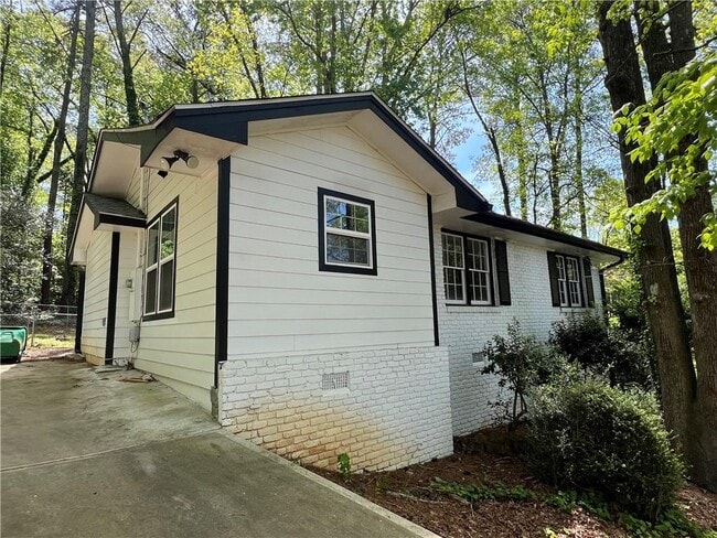 Primary Photo - 2032 S Akin Dr