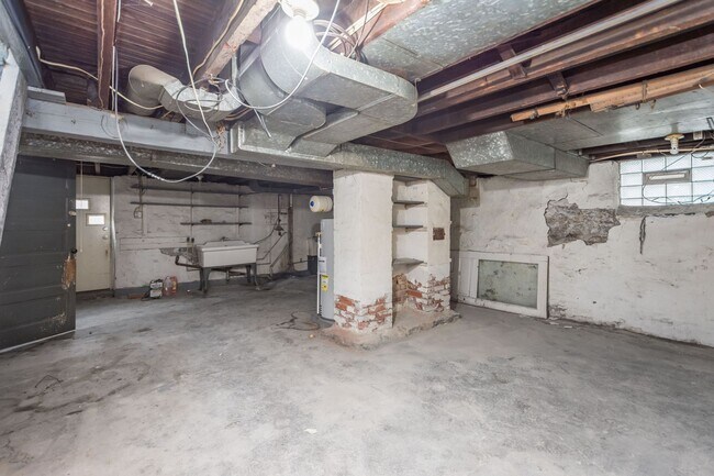 Building Photo - Stunning 3 bedroom home in McKees Rocks available May 15!