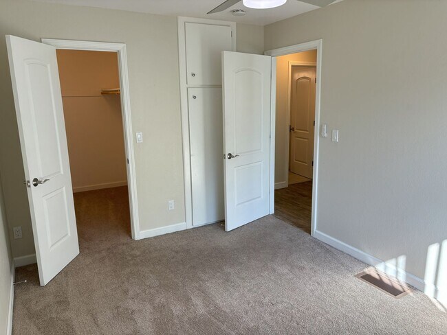 Building Photo - Beautiful 2Br/1Ba Condo by the Beach