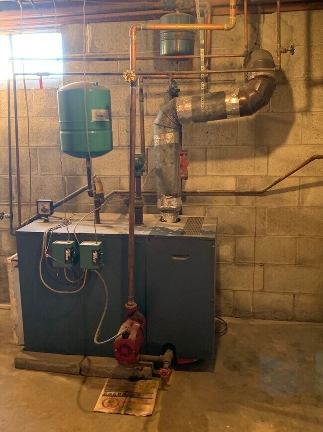 Building Photo - NEW RENT REDUCTION! Charming 3-Bedroom, 1-...