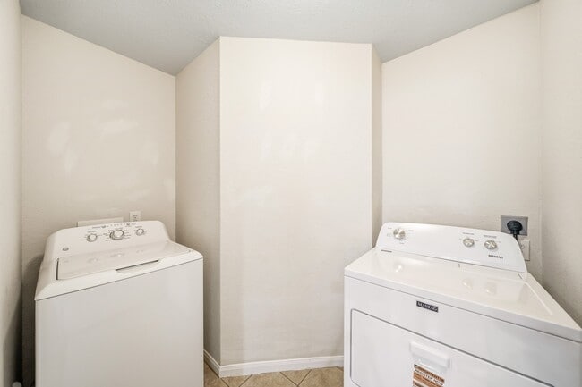 Building Photo - 2010 Hanover Springs Ln