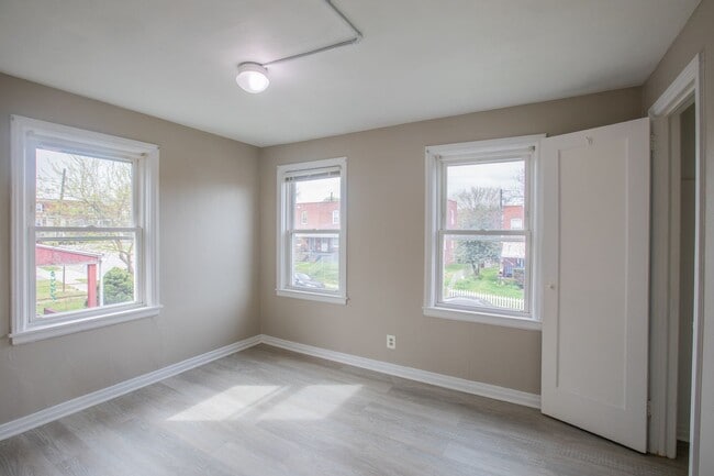 Building Photo - Lovely 2 BR/1 BA EOG Townhome in Brooklyn ...