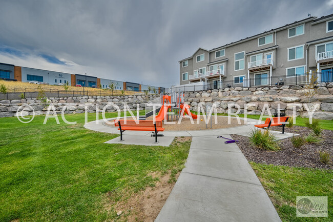 Building Photo - Mid-Row Townhome located in Bluffdale!