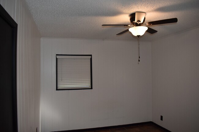 Building Photo - 3613 E 14th St