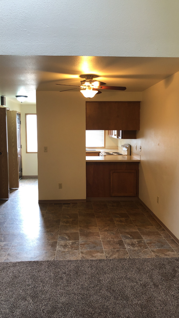 Building Photo - Location Location Location - 3 Bedroom 2 b...