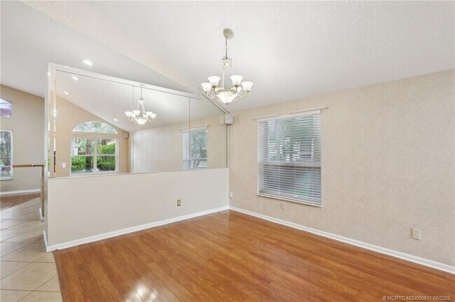Building Photo - 907 SE Westminster Pl