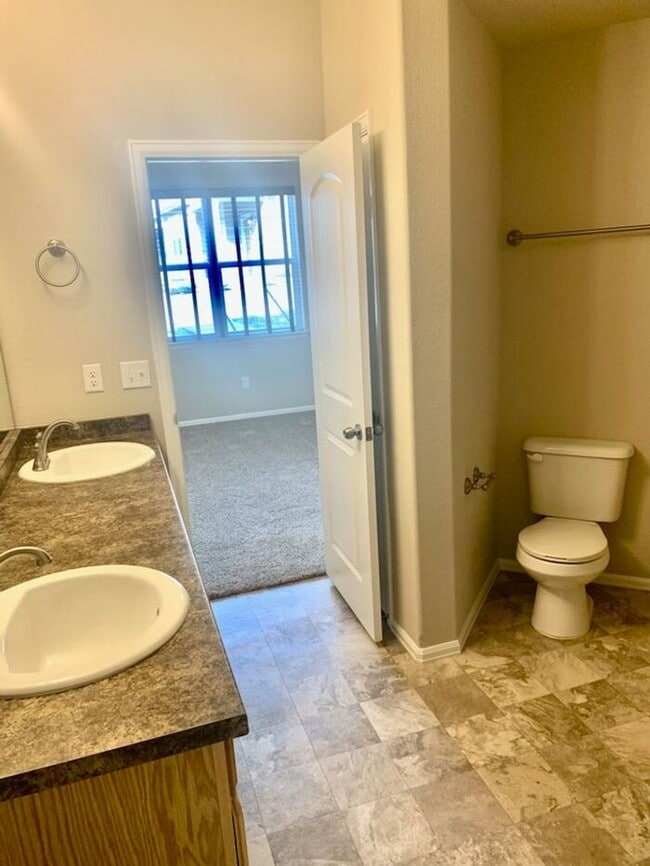 Building Photo - 3 Bed, 2.5 Bath Townhome in West Greeley. ...