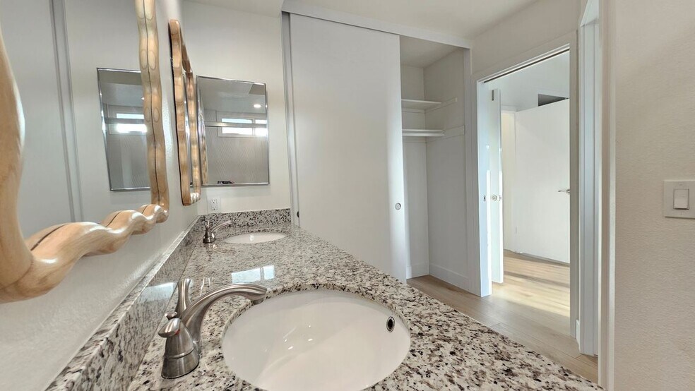 Building Photo - 6853 Shearwaters Dr