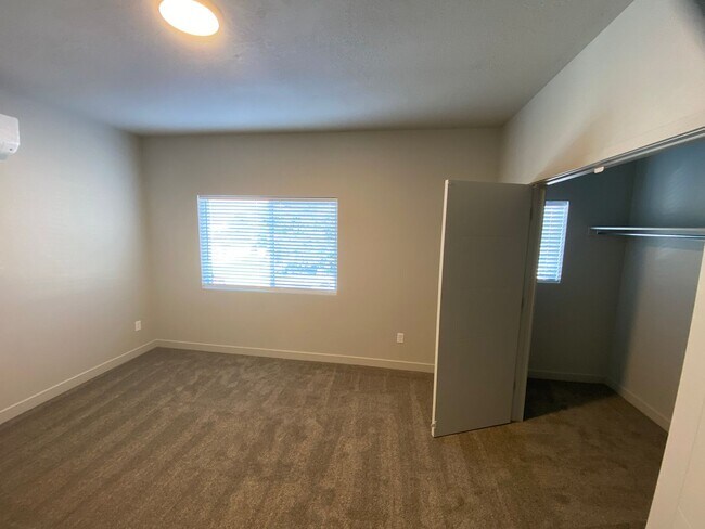 Building Photo - Dickerson 560