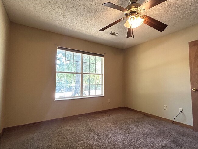 Building Photo - 2905 Falcon Rd