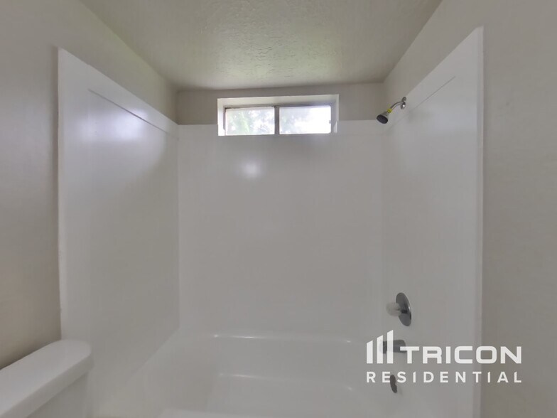Building Photo - 7022 Sandy Knolls Dr