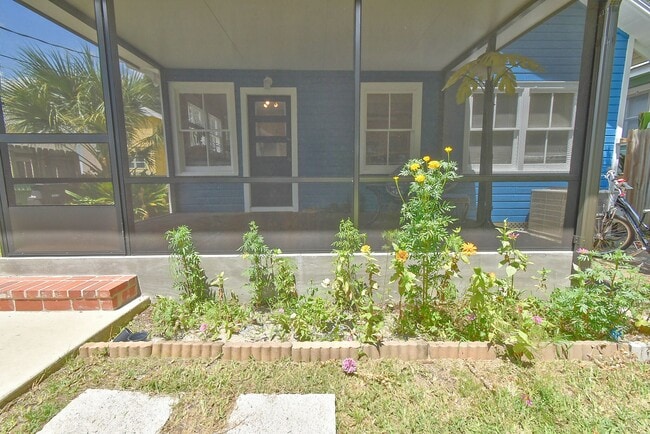 Building Photo - 7 Dupont Ln