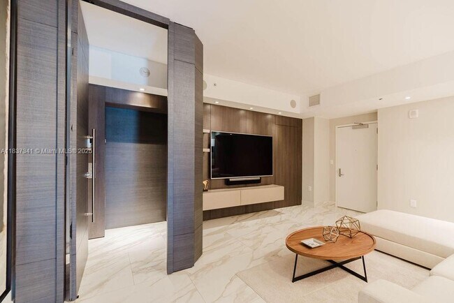 Building Photo - 1010 Brickell Ave