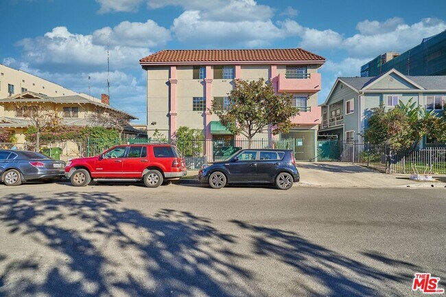 Building Photo - 820 S St Andrews Pl