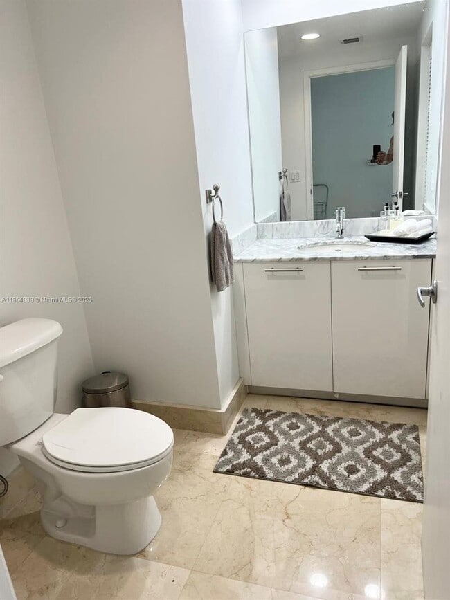 Building Photo - 950 Brickell Bay Dr