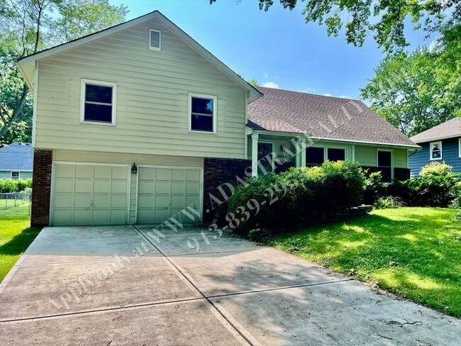 Primary Photo - Lovely Home In Nall Hills-Available NOW!