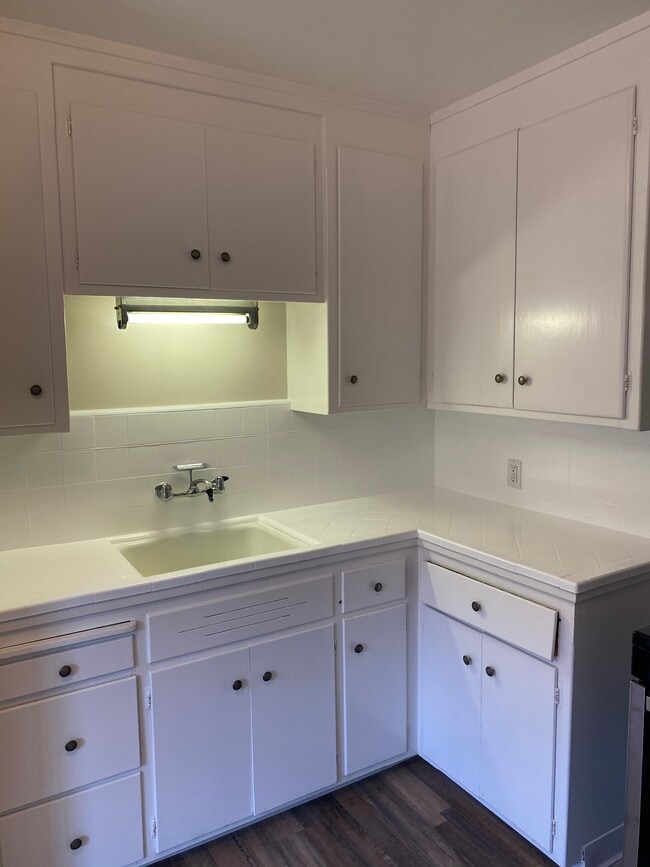 Updated kitchen - 462 Kuehnis Dr