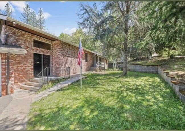 Building Photo - 301 Red Spur Dr