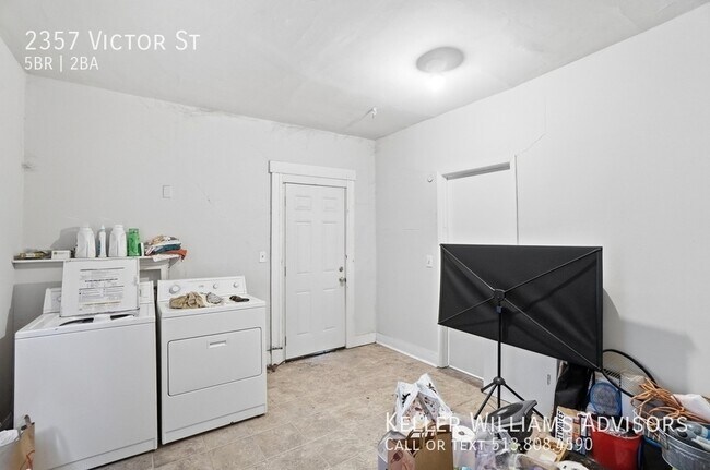 Building Photo - 2357 Victor St