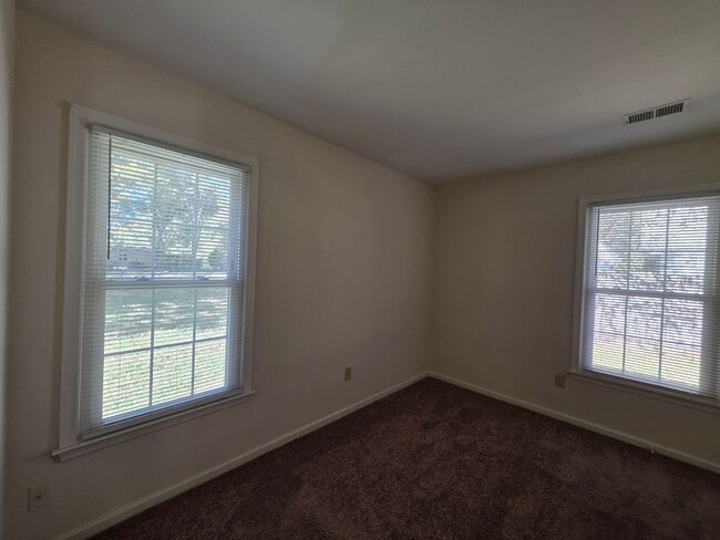 Building Photo - Move In Ready 3 Bedroom Ranch!