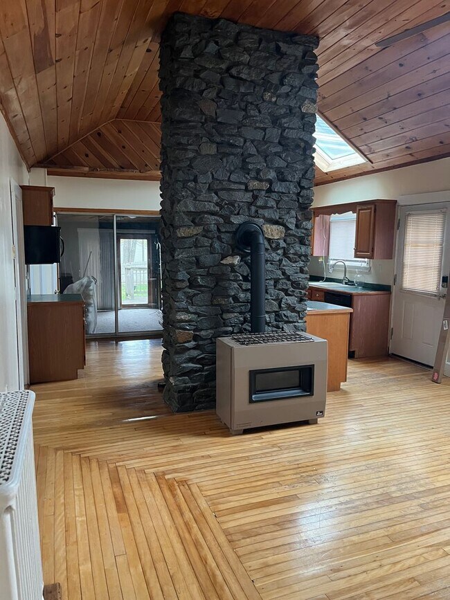 Building Photo - Sunny 2 Br / 1 BA Apartment in quiet area of Middleboro