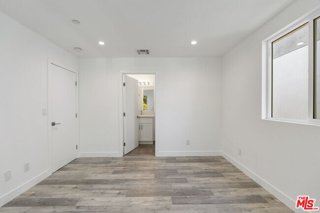 Building Photo - 5645 Willowcrest Ave