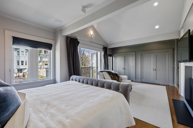 Building Photo - 2866 Pine St