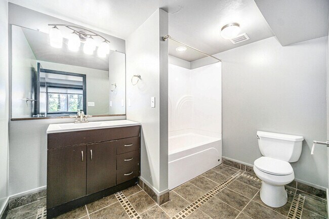 Building Photo - 1020 Traver Ct