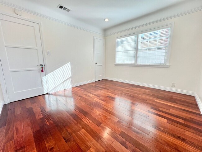 Building Photo - Charming Bixby Knolls Corner Home with Yard, Cabana, & A/C