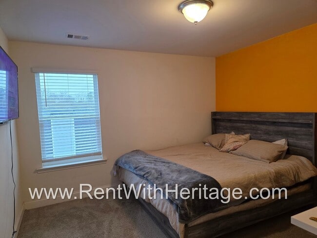 Building Photo - Amazing 5 Bedroom/ 3 Bath Home in Sweetwater, a Swim Tennis Community/ Attention to Detail / Grea...