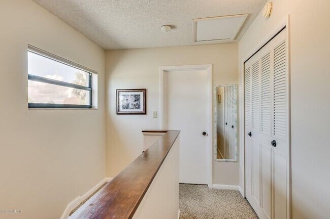 Building Photo - Beautiful Townhome Walking Distance to the...