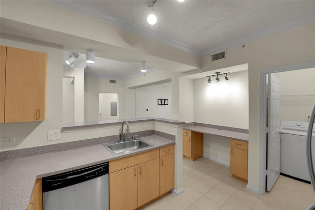 Building Photo - 533 NE 3rd Ave