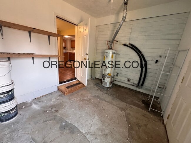 Building Photo - Large 5 bedroom North Eugene Home with lar...