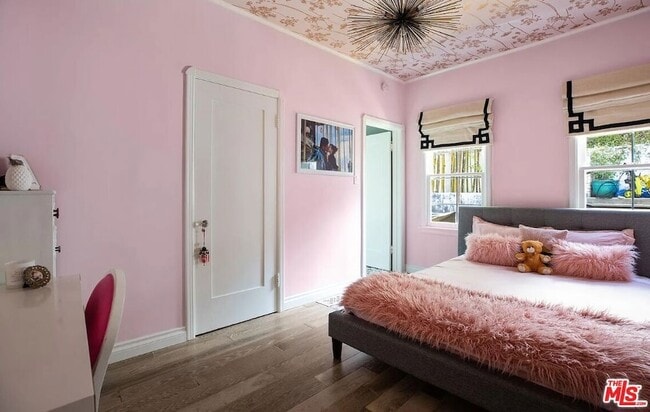 Building Photo - 1514 Sunset Plaza Dr