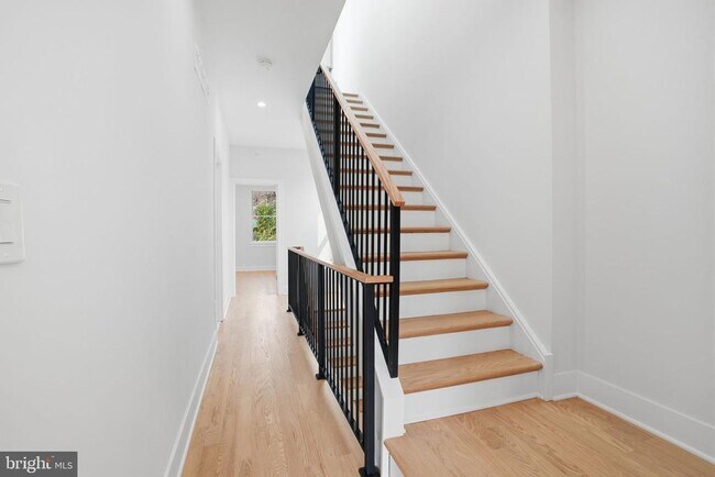 Building Photo - 222 Hermitage St