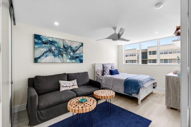 Building Photo - 1236 Hillsboro Mile