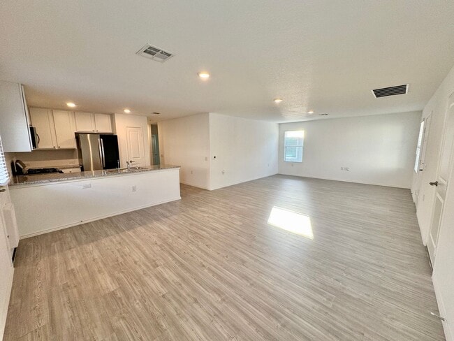 Building Photo - Charming 3/2 Home with Garage, Fenced Backyard & Community Amenities!