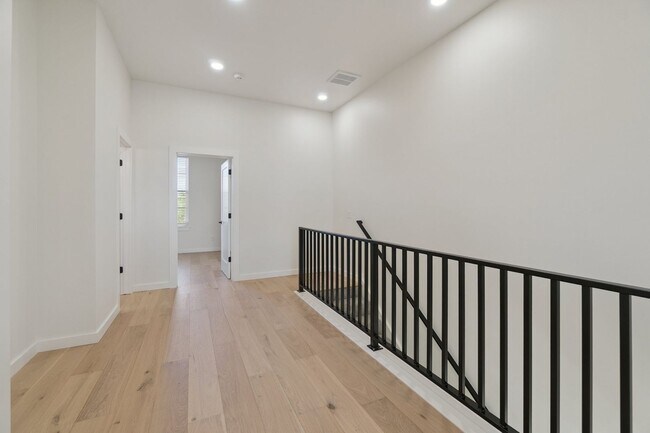 Building Photo - Townhome 2 bed 2.5 bath "The Mid-Mod" in the Heart of Selah